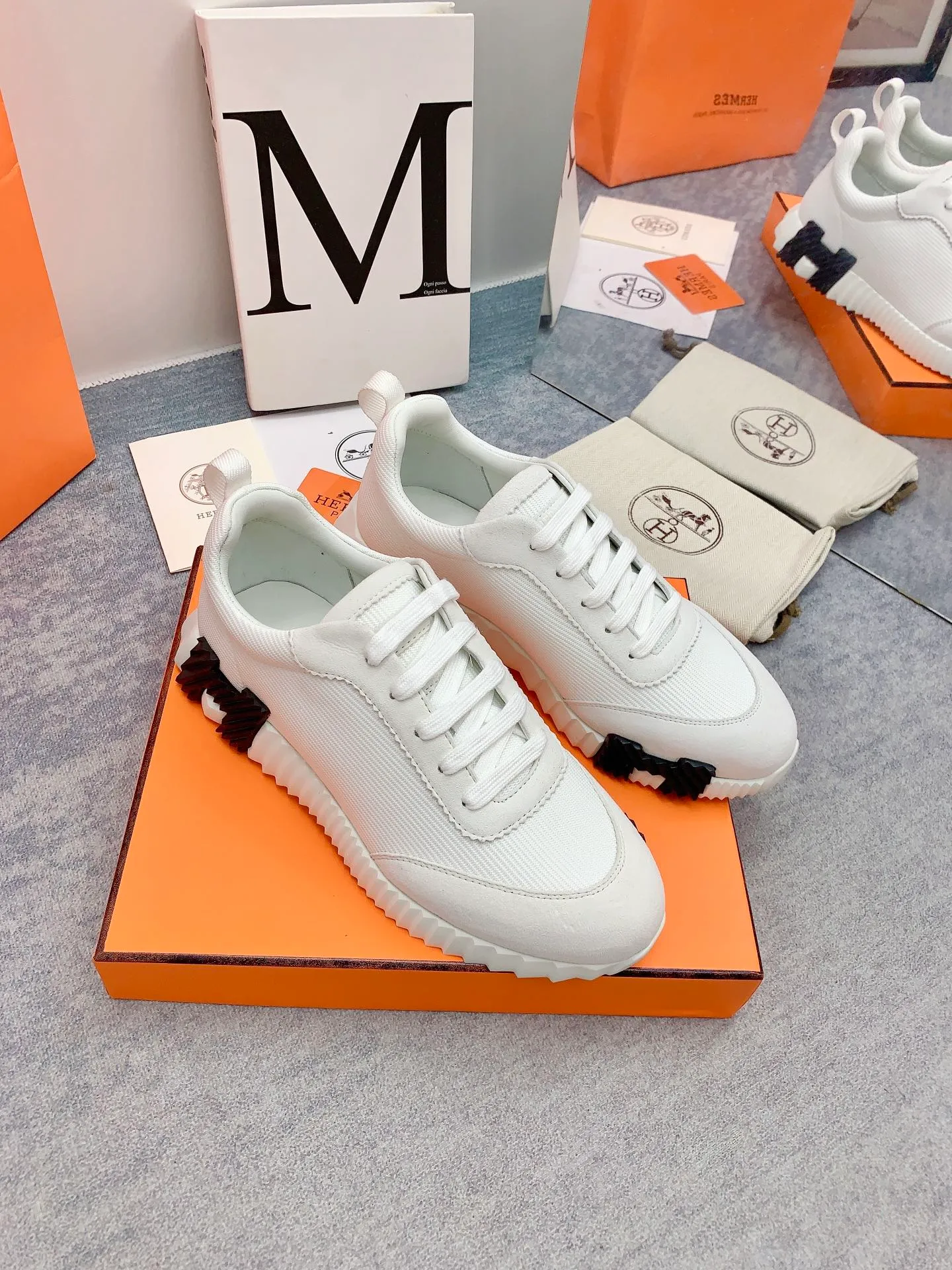 👟👟Ex-factory price 640👟👟 [Hermes] New Bouncing Couple 👫Sneakers. The most comfortable shoes from Hermès, no one else⃣️. They are very light on the feet and very beautiful. You will not feel tired when you go shopping and running around. 👍 The overall suede leather feels very good, very beautiful and very versatile. It is very light, comfortable and extremely light, suitable for both sports and leisure. It feels great to step on! 30+ men's and women's color combinations. You can choose, there will always be what you want~ ✅Fabric: Imported high mercerized sheep + original rain velvet ✅Inner: Imported silk sheepskin for lining insole ✅Outsole: Seamless combination of IP+TPU (multi-color letters) German technology irradiation machine ✅Code number: 35-41 for women and 38-46 for men (41 for women, 45.46 for men, customized and non-returnable)